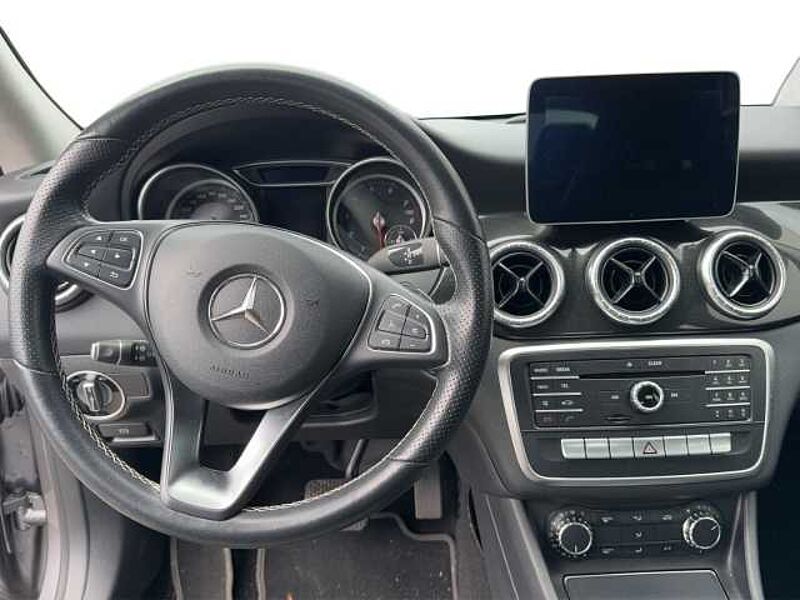 Mercedes-Benz CLA 180 Navi LED Fahrerprofil Ambiente Beleuchtung Keyless Parklenkass. Rückfahrkam.